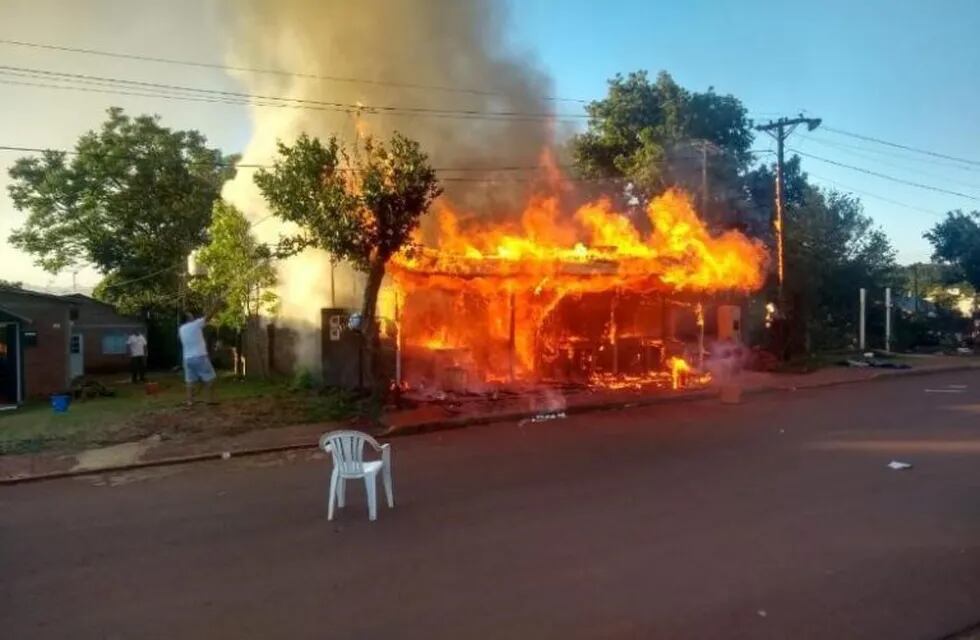 Una vivienda se incendió por completo en San Vicente