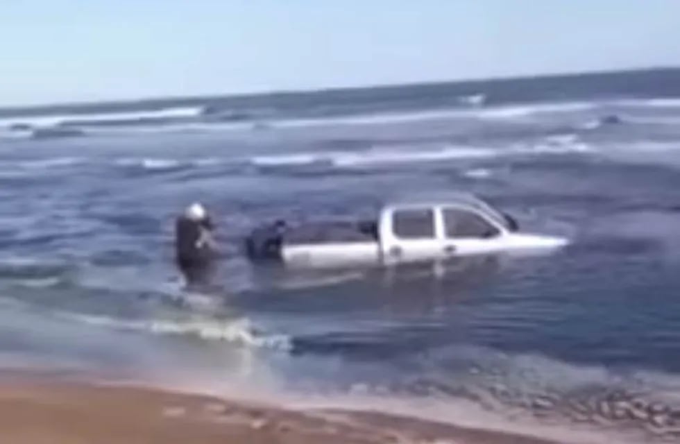 Una camioneta finalizó dentro del mar en Monte Hermoso