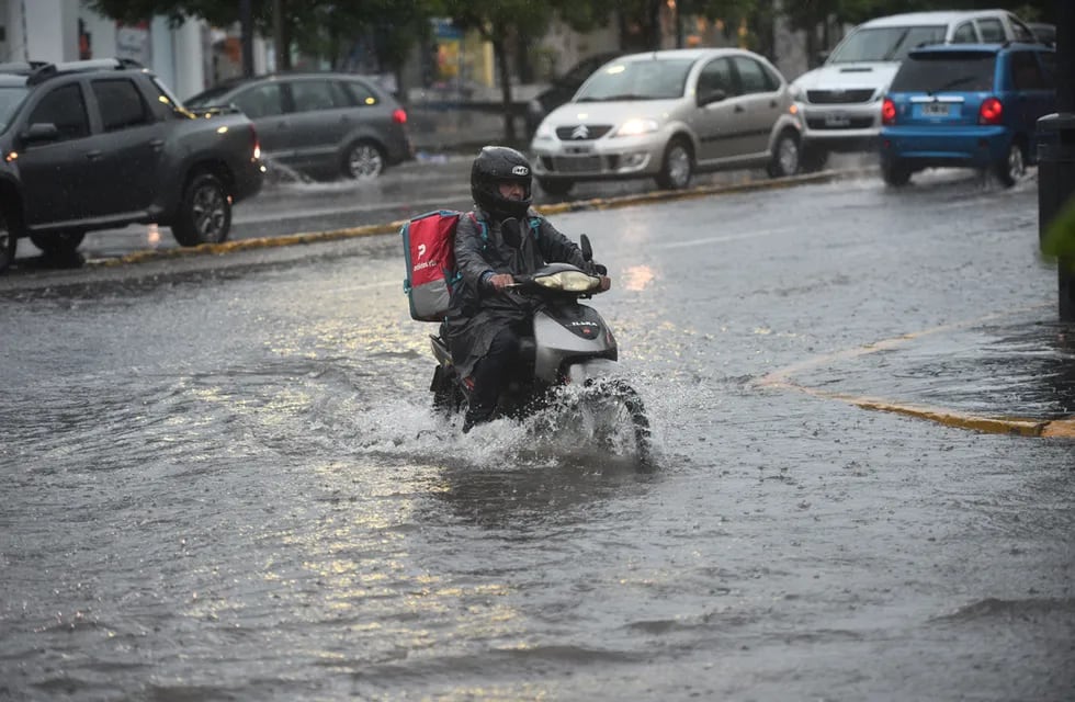 La Avenida Rafael Núñez quedó completamente inundada. (Pedro Castillo / La Voz)