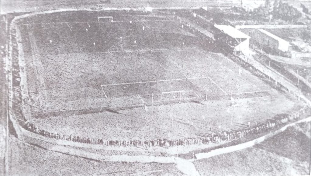 Cancha de Futbol de Huracán de Tres Arroyos 1929 con la tribuna que fue consumida por un incendio en 1931.