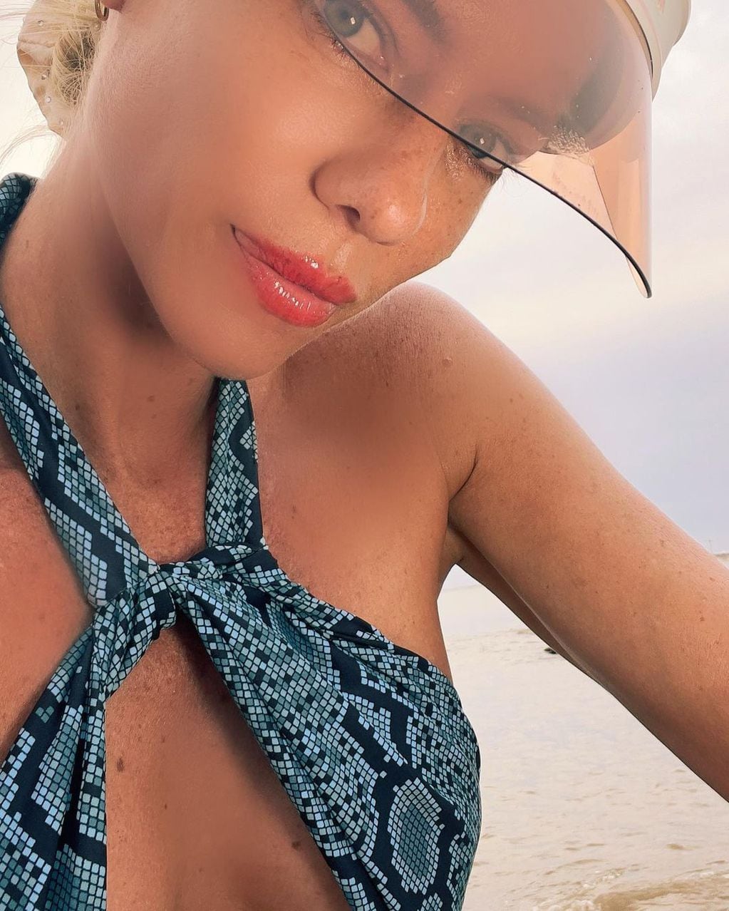 Nicole Neumann disfruta de Punta del Este y modela con trajes de baño infartantes