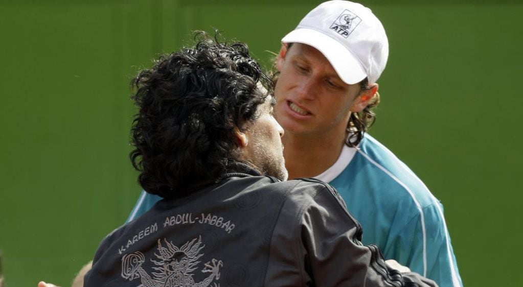 Copera. Maradona acompañó al equipo argentino de Copa Davis en competencias y entrenamientos, como en esta foto de 2008, cuando Nalbandian se preparaba para enfrentar a Rusia en Buenos Aires. (AP)