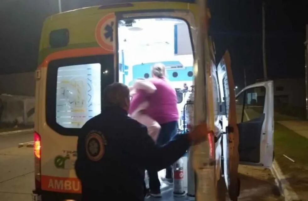 El chofer de una ambulancia tuvo que asistir a una embarazada por no tener más personal