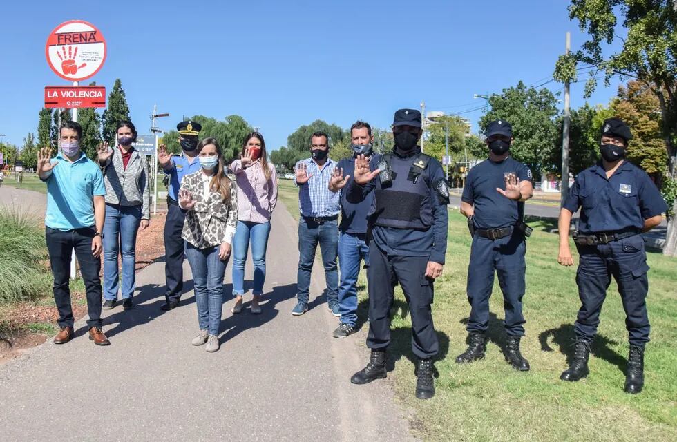 La Municipalidad de Godoy Cruz inauguró tres nuevos carteles contra el acoso callejero en los parques del departamento. Gentileza MGC