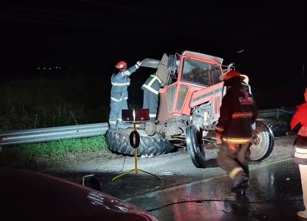 Accidente camioneta y tractor sobre Ruta 19 Arroyito