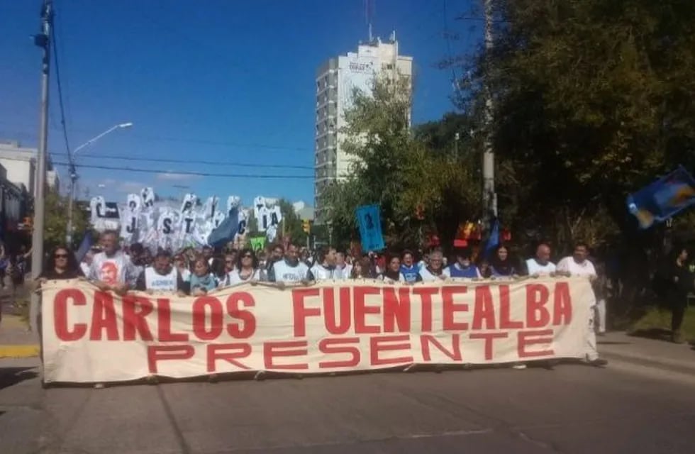 A doce años del asesinato de Carlos Fuentealba, organizaciones sociales y sindicales marchan en el centro de Neuquén.