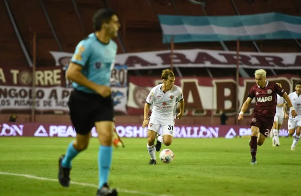 Jerónimo Cacciabue marcó dos goles y fue la figura de la noche en la Fortaleza. (@newells)