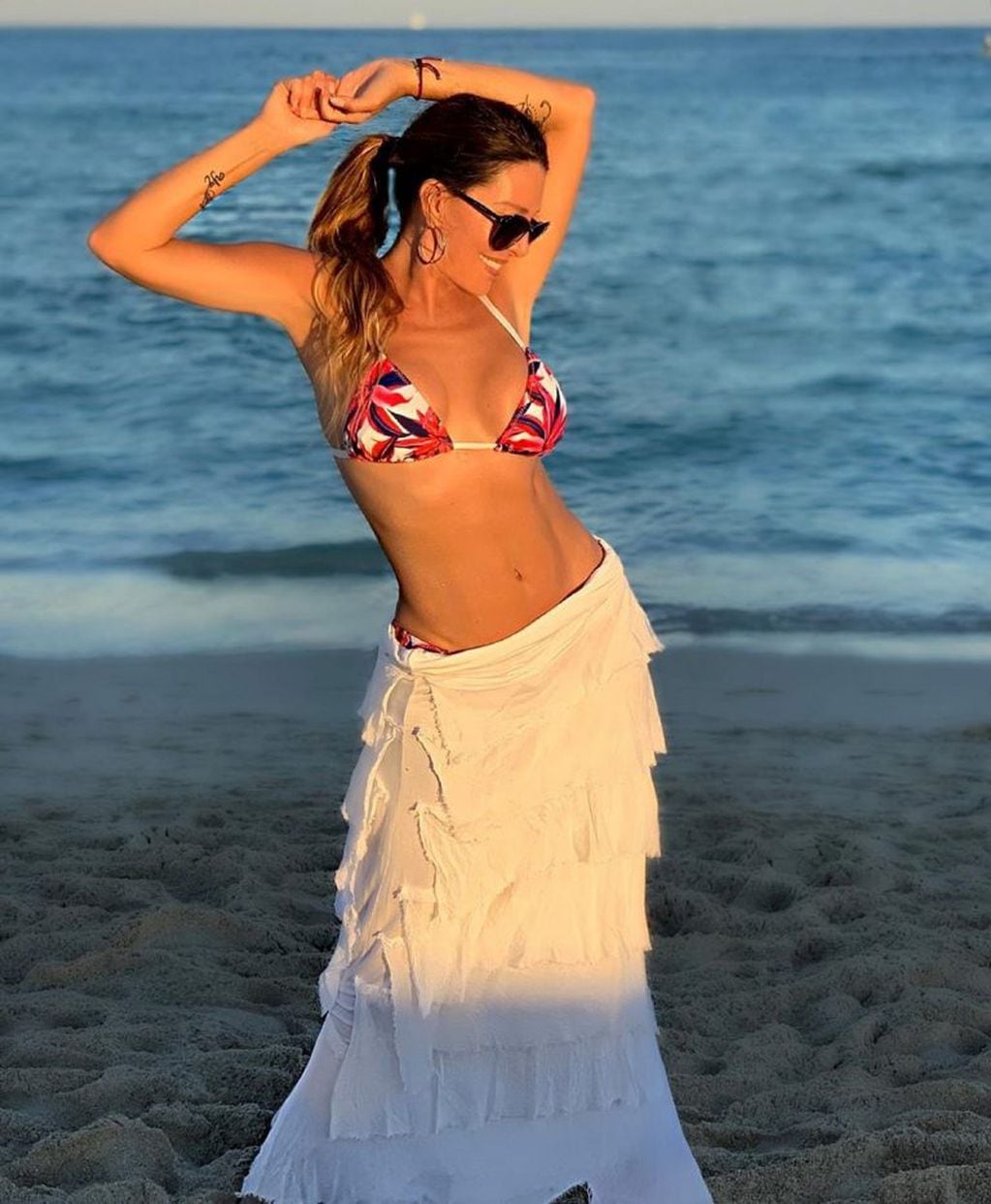 Mónica Ayos encandila con sus curvas en las playas de Miami