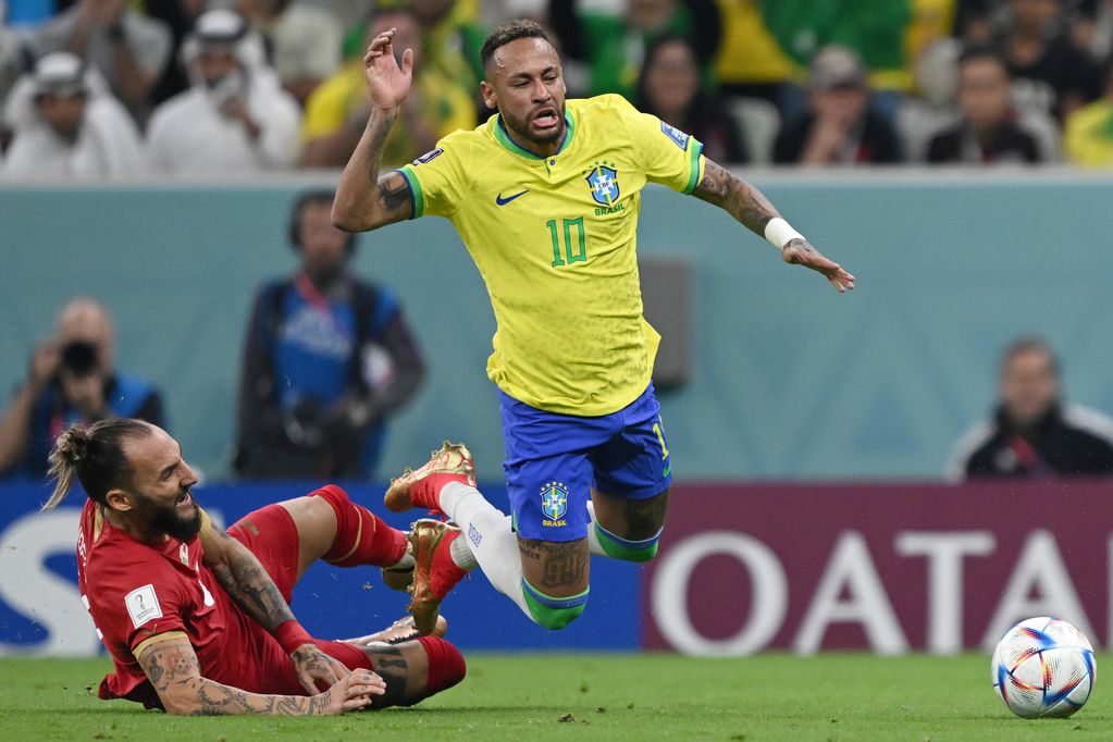 Neymar debió retirarse lesionado y no pudo completar el debut mundialista ante Serbia. (Foto: AP)