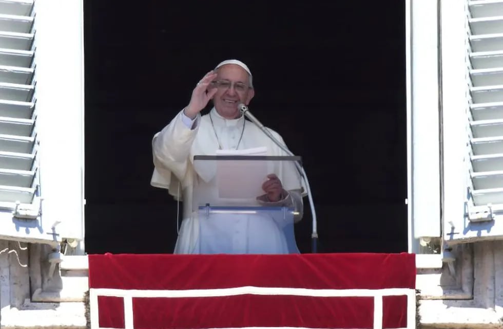 El papa Francisco pronuncia desde una ventana del Vaticano el rezo 