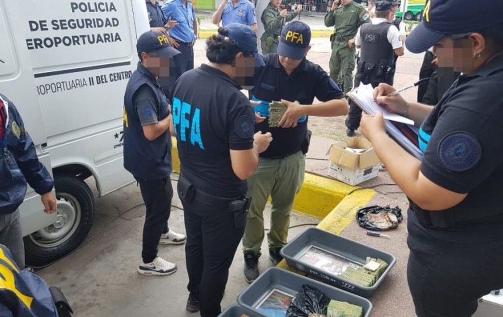 Policía Federal, Gendarmería Nacional y la Policía de Seguridad Aeroportuaria, secuestró más de 6 millones de pesos en un colectivo de larga distancia.