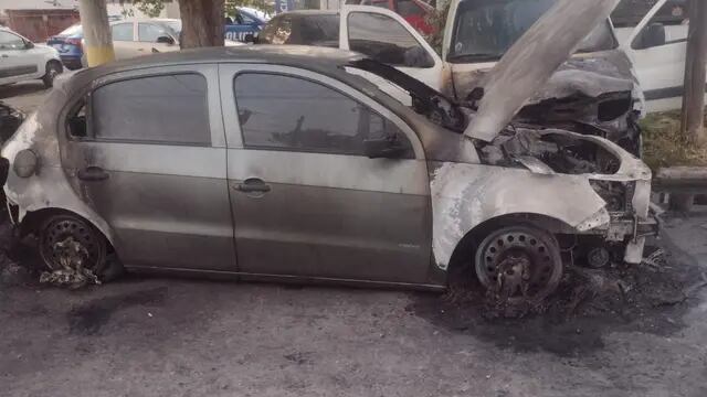 Autos incendiados frente a la Comisaría 12ª de Rosario