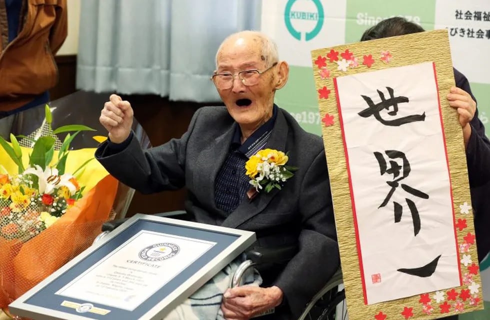 Joetsu (Japan), 12/02/2020.- Japanese 112-year-old Chitetsu Watanabe poses for photographers in Joetsu, Niigata Prefecture, Japan, 12 February 2020. Chitetsu Watanabe has been recognized as world's oldest living man by Guinness World Records. The characters on the right read 'World Number One'. (Japón) EFE/EPA/JAPAN POOL JAPAN OUT EDITORIAL USE ONLY/ NO ARCHIVES