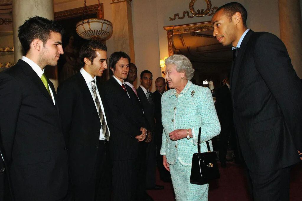 La Reina Isabel recibió al plantel del Arsenal en 2007. Foto: Getty.