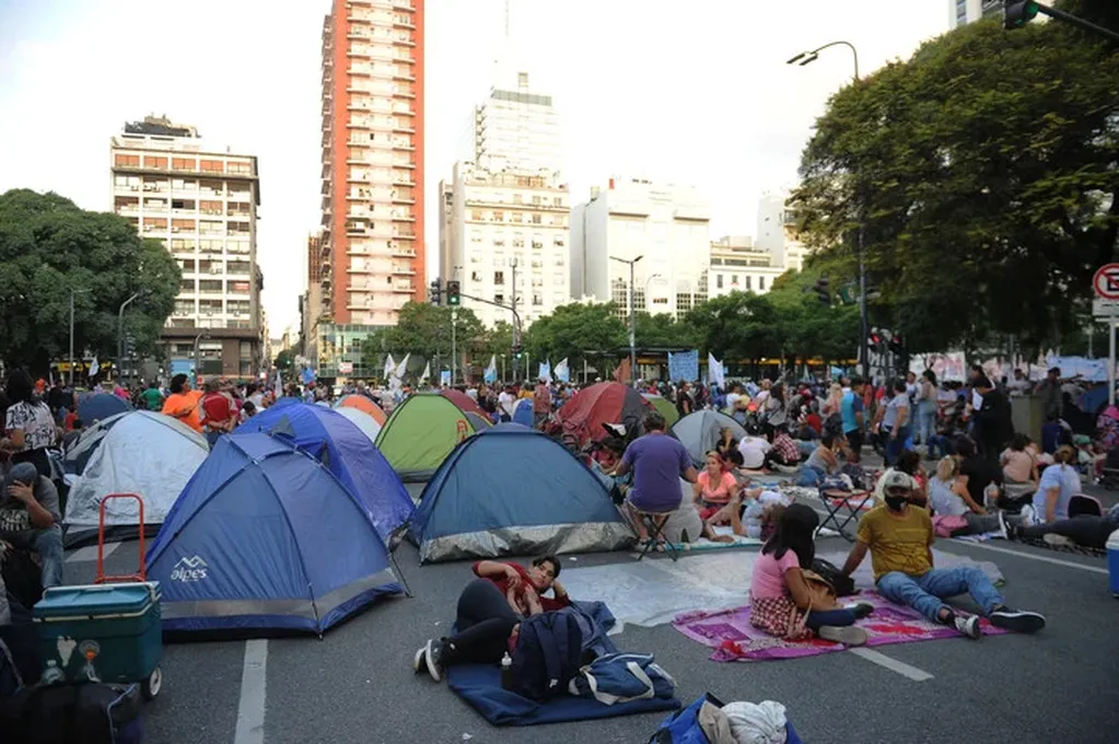Con carpas y bolsas de dormir, los manifestantes mantienen su protesta durante tres días cortando parte del centro porteño.