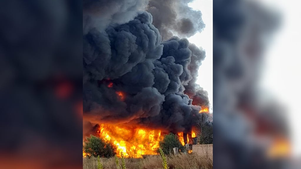 Fotos y videos: impresionante incendio en una fábrica de plásticos en San Rafael