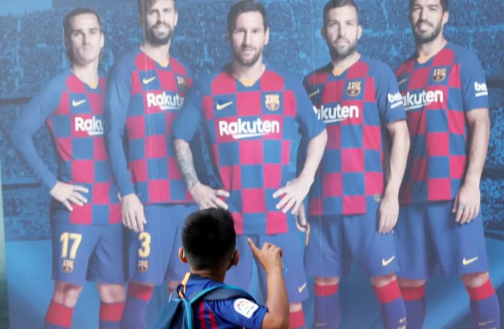 La reacción de los hinchas de Barcelona tras enterarse de la continuidad de Lionel Messi. (REUTERS)