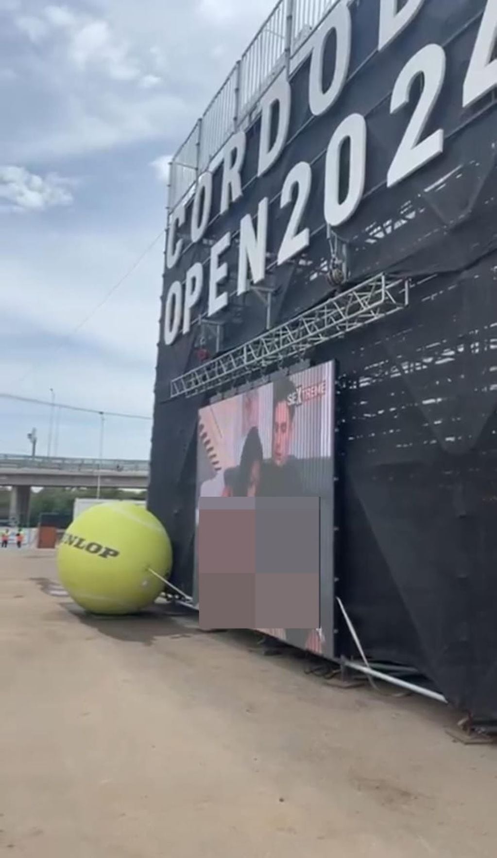 Hackearon una de las pantallas del Córdoba Open de tenis, y expusieron imágenes pornográficas.