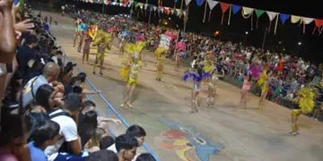 Noche de brillo y coronaciones en los carnavales de Puerto Piray