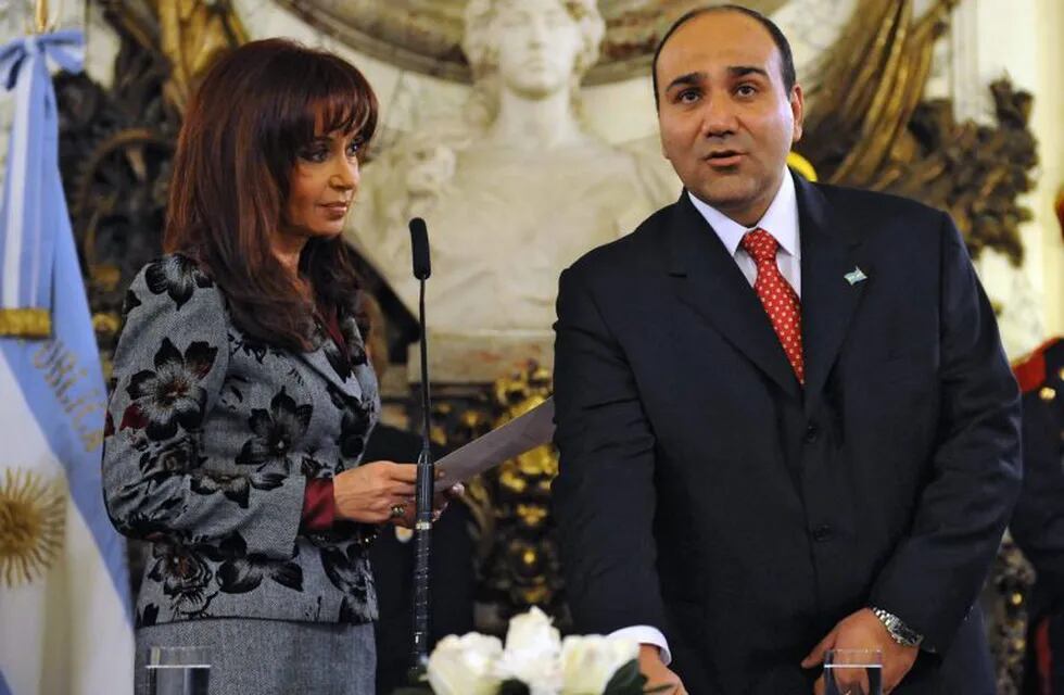 Cristina junto al gobernador, Juan Manzur. (AFP)