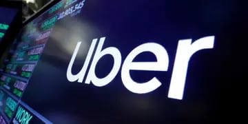 El logo de Uber, en una pantalla de la bolsa de Nueva York (AP)