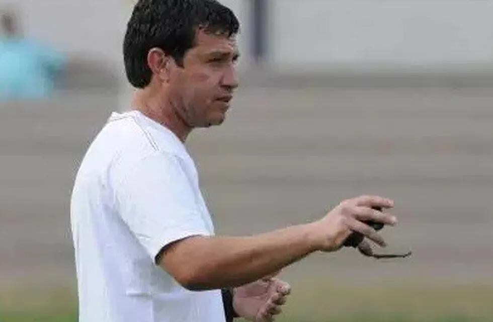 Andrés Villafañe, técnico de Pacífico de Alvear, presentó al renuncia pero no le dejaron ir.