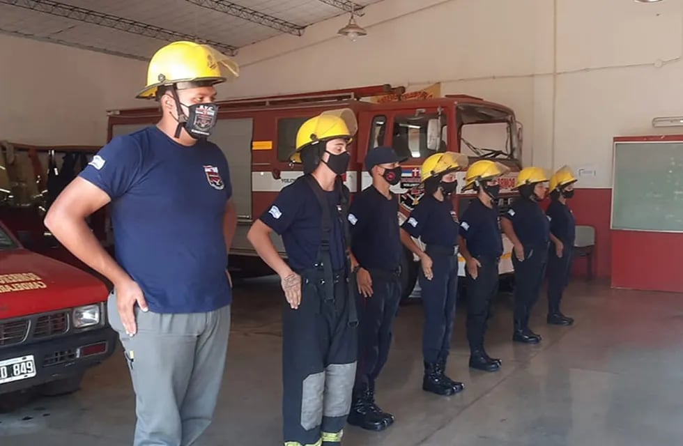 Bomberos Voluntarios de Candelaria necesitan equipamientos para seguir peleando contra los incendios .