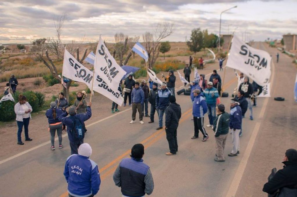 El SEOM Jujuy implementó un corte de ruta en el acceso a La Quiaca, con la presencia de trabajadores de Pumahuasi y Cangrejillos en solidaridad con los trabajadores de la región.