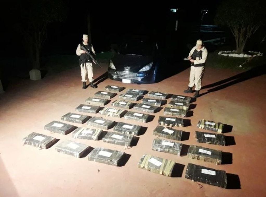 Detuvieron a un narco e incautaron casi 400 kilos de marihuana en Paso de la Patria. (Foto: Época)