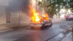 Imágenes del auto incendiado en pleno centro de San Luis