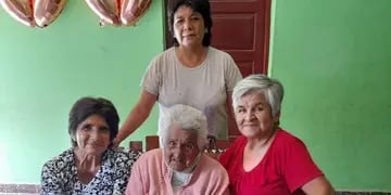 Doña Dina sigue cocinando ñoquis con sus 100 años recién cumplidos