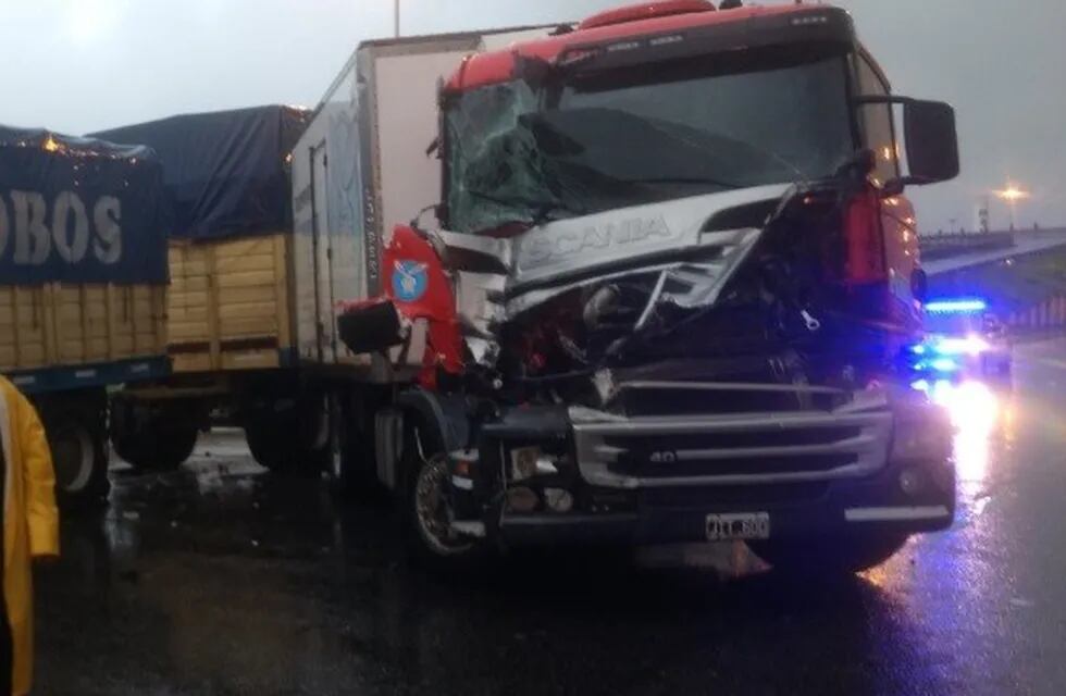 Cuatro camiones y una moto chocaron y ocasionaron un caos en Circunvalación. (@pedrolevyok)