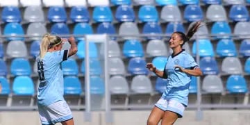 Mayra Acevedo celebra con Pilar Casas su gol ante Gimnasia