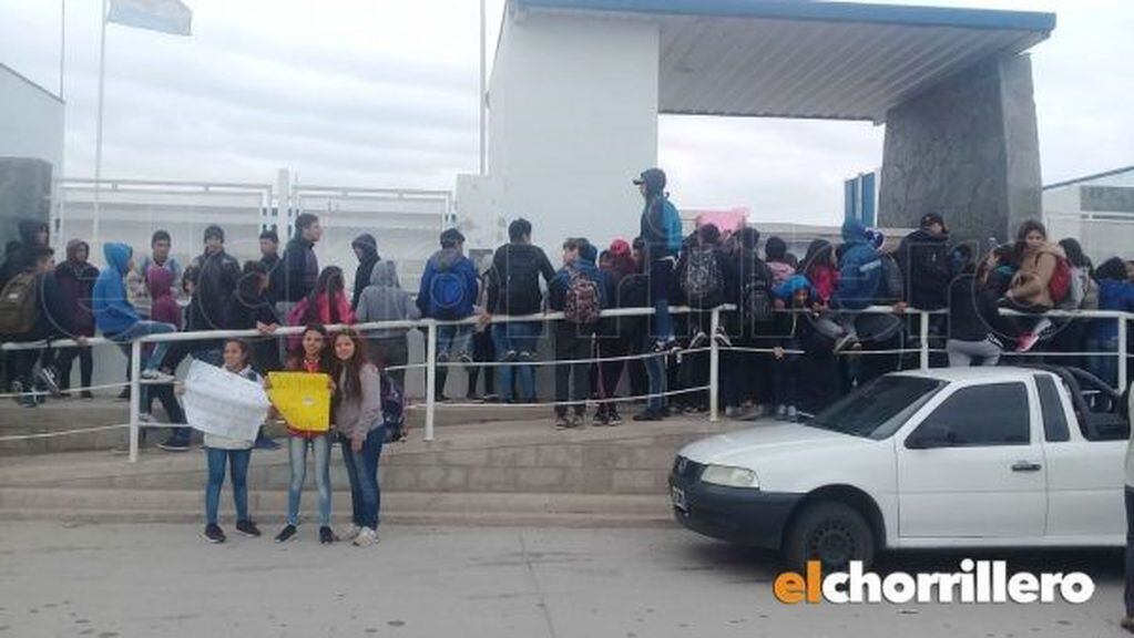 Padres y alumnos se autocontovaron frente a la institución educativa de San Luis.