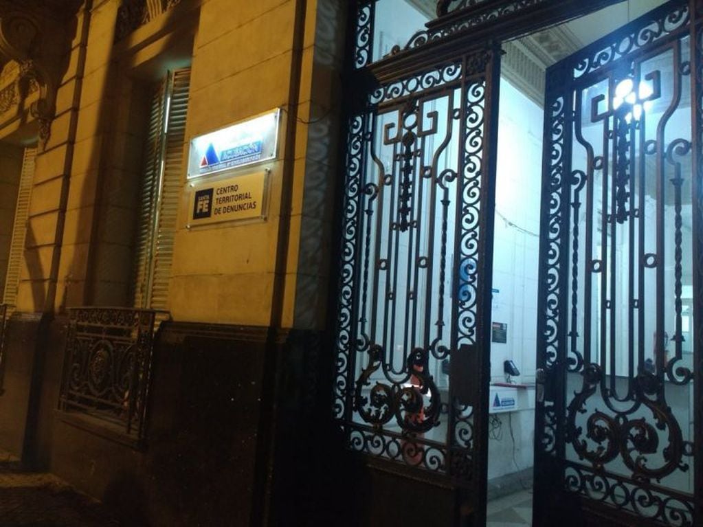 Balearon la sede de la Fiscalía Regional de Rosario. (@belitaonline)
