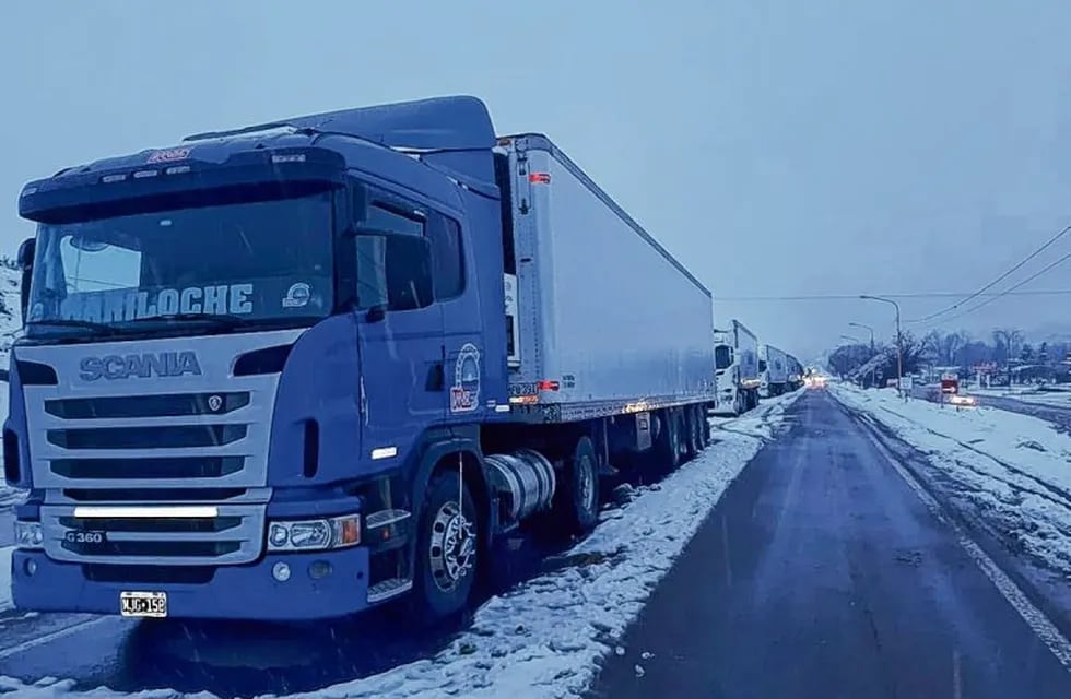 Temporal en Neuquén: 300 camiones varados por la nieve
