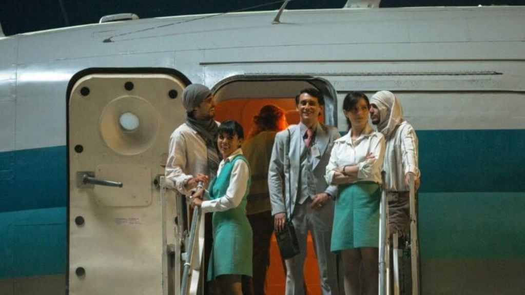 El vuelo KH-1274 con las actrices que encarnaron a las azafatas del vuelo.
