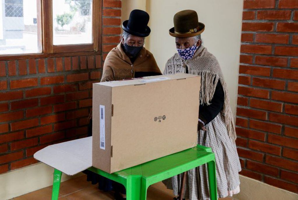 Dos cholitas votan en La Paz (Foto: REUTERS/David Mercado)