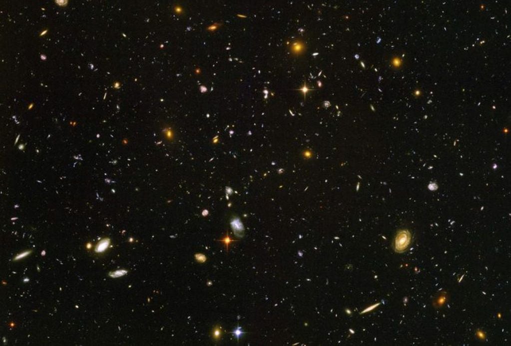 Imagen captada por telescopio Hubble. La imagen más antigua de nuestro universo, contiene luz de estrellas y galaxias situadas a 13.000 millones de años luz de distancia.
