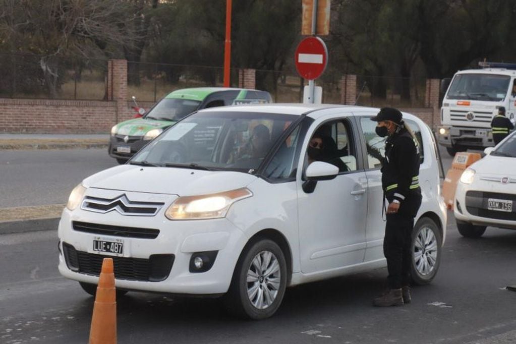 Más de 3 mil vehículos no pudieron justificar su circulación el "finde" pasado. (Foto: prensa municipal).