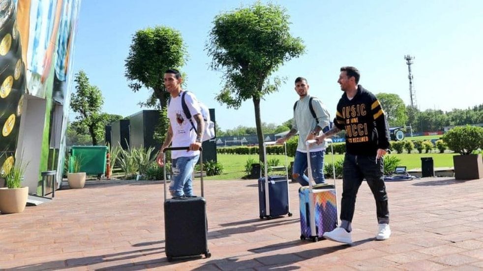 Messi, Di María y Paredes llegaron al país para sumarse a la Selección.