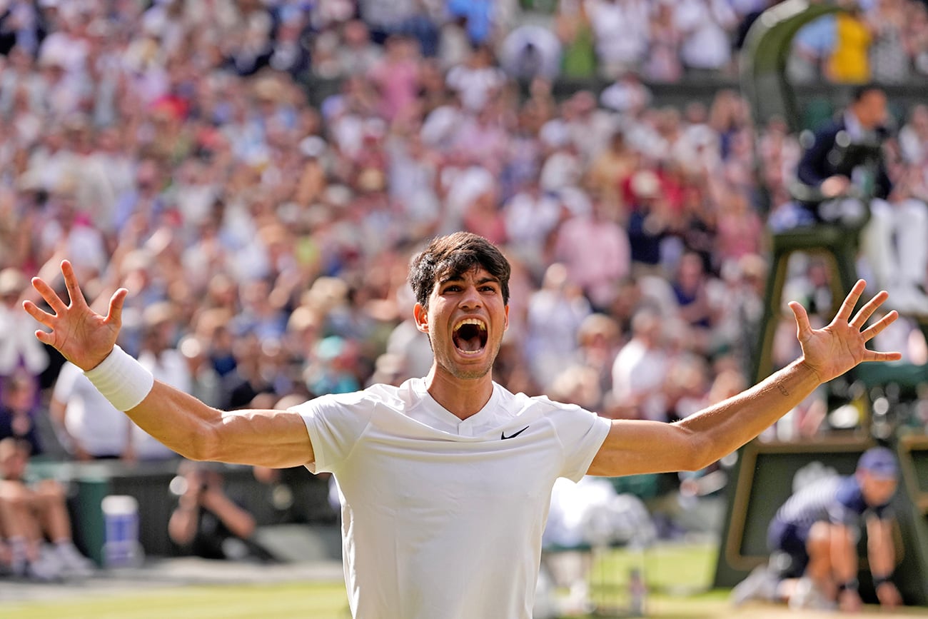 El español Carlos Alcaraz celebra tras derrotar al serbio Novak Djokovic en la final individual masculina del campeonato de tenis de Wimbledon en Londres, el domingo 14 de julio de 2024. (AP)