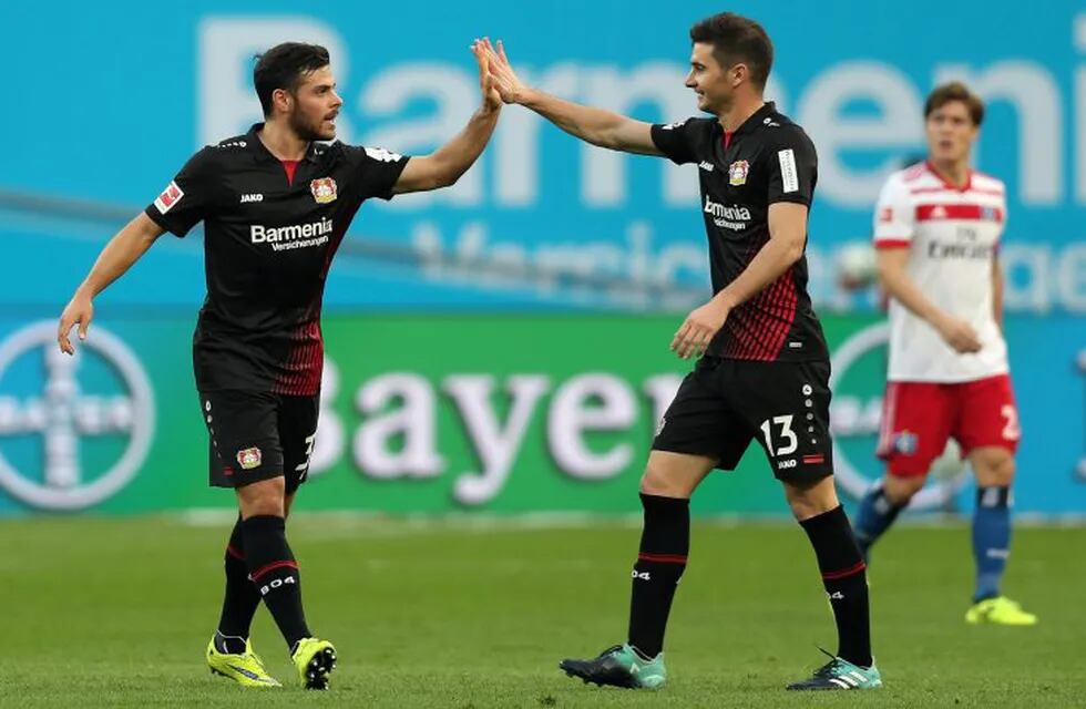 Leverkusen (Germany), 24/09/2017.- Leverkusen's Kevin Volland (L) celebrates scoring the first goal with Lucas Nicolas Alario during the German Bundesliga soccer match between Bayer 04 Leverkusen and Hamburger SV in Leverkusen, Germany, 24 September 2017. (Hamburgo, Alemania) EFE/EPA/FRIEDEMANN VOGEL EMBARGO CONDITIONS - ATTENTION: Due to the accreditation guidelines, the DFL only permits the publication and utilisation of up to 15 pictures per match on the internet and in online media during the match. alemania Kevin Volland Lucas Alario campeonato torneo liga alemana aleman futbol futbolistas partido Bayer 04 Leverkusen Hamburger SV