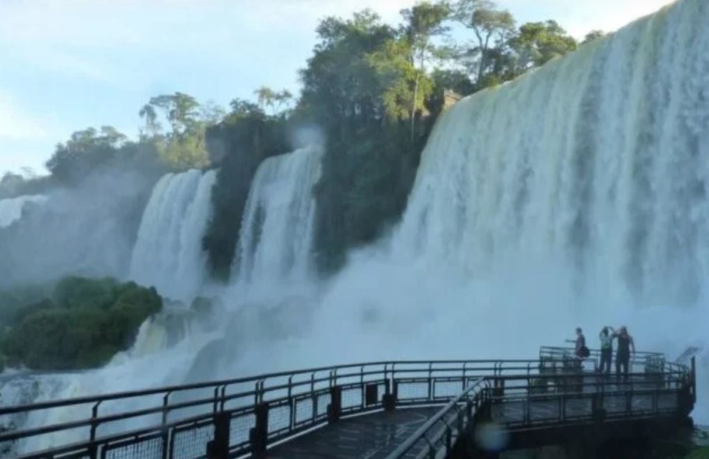 Apareció un hombre en Foz de Iguazú. Investigan si se trata del mismo turista que cayó en las Cataratas. 