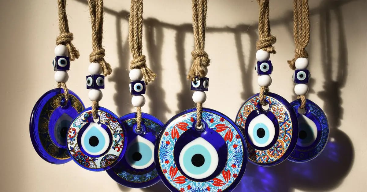 Adorno de pared con amuletos: Mano de Fátima, ojo turco y elefante.