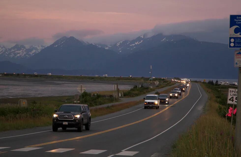 Una línea de autos evacua el Homer Spit en Homer, Alaska, luego de que se emitiera una advertencia de tsunami luego de un terremoto de magnitud 8.2. La advertencia de tsunami para gran parte de la costa sur de Alaska se canceló cuando se registró la ola más grande, de poco más de medio pie, en Old Harbour. Alaska.