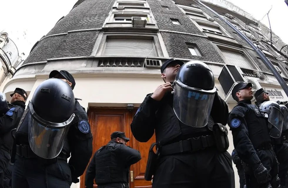 La Policía debió separar a los dos grupos de manifestantes, los que festejaron la condena de Cristina Kirchner y los que la defendieron.