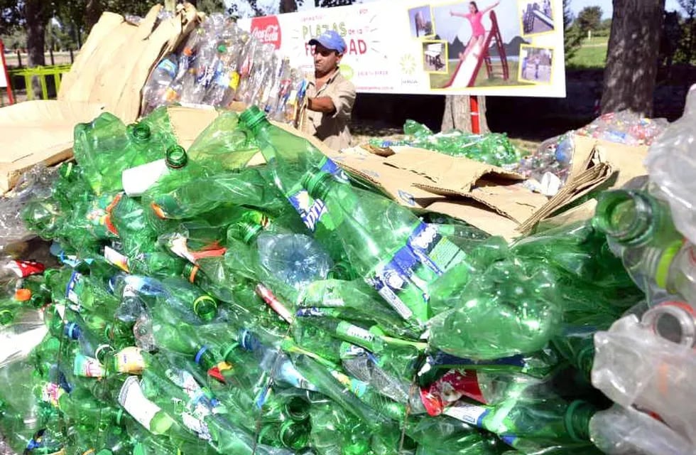 Canjearán botellas plásticasa para reciclar por bolsas de tela y plantines florales. Imagen ilustrativa.