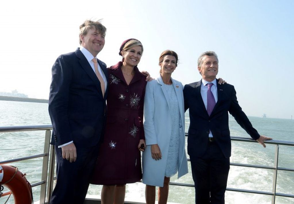 Macri, Awada, Zorreguieta y el rey Guillermo posan durante un paseo en barco en los Países Bajos. Crédito: DYN/PRESIDENCIA.