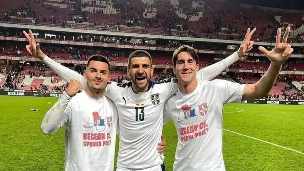 Vlahovic, Tadic y Kostic con "los tres dedos"